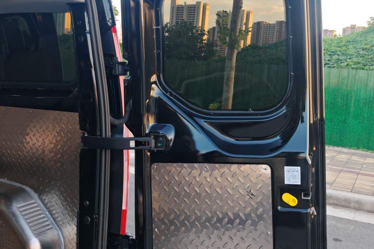 Used Ford Transit 2020 2.0T Diesel Multi-Function Commercial Vehicle Mid-Chassis Low-Roof Design with Dual Rear Doors Meeting China VI Emission Standards
