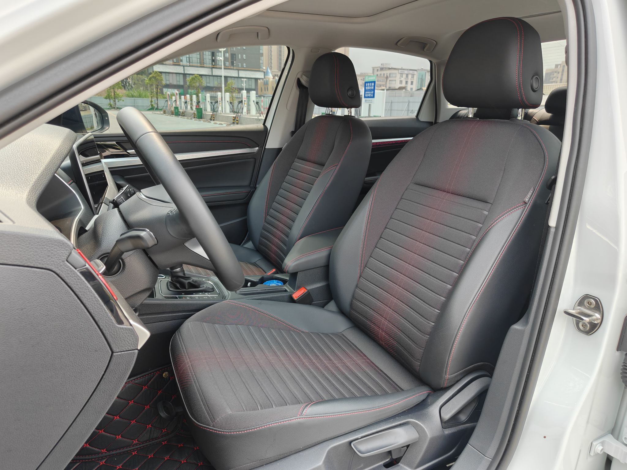 المقاعد الأمامية داخل السيارة