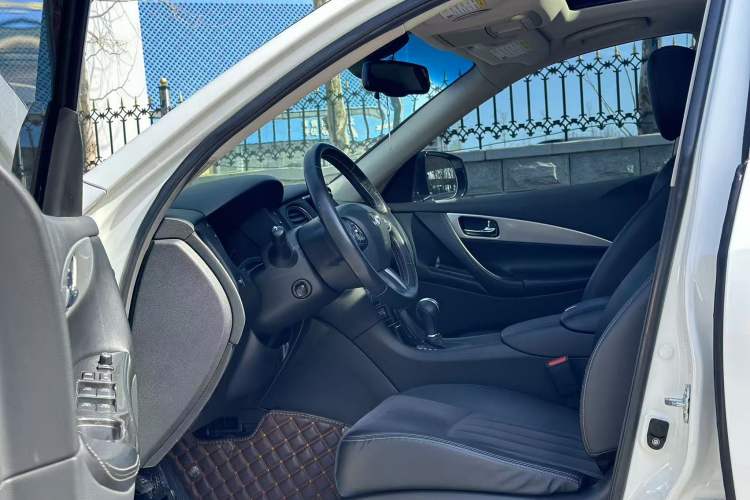 Used Infiniti QX50 2015 2.5L Comfort Edition Interior 2