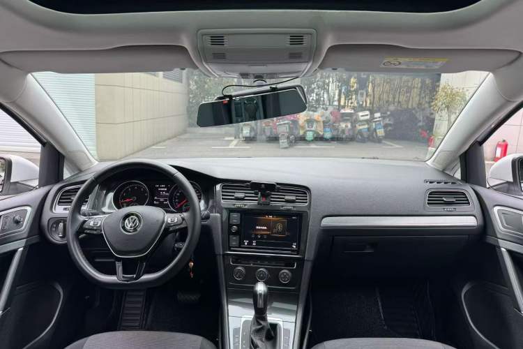 Used Volkswagen Golf 2019 200TSI DSG Comfort & Ambition Edition China VI Standard Interior 3