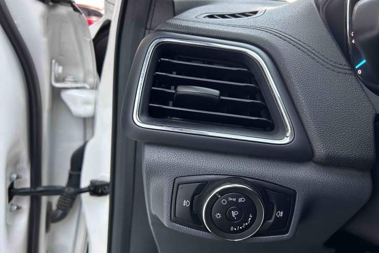 Used Ford Escort 2015 1.5L Automatic Fashion Model