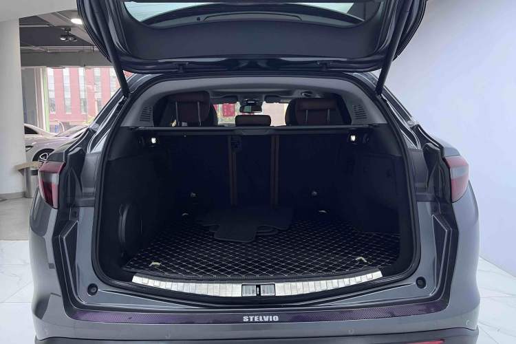 Used Alfa Romeo Stelvio 2017 2.0T 200HP Luxury Edition Interior 5