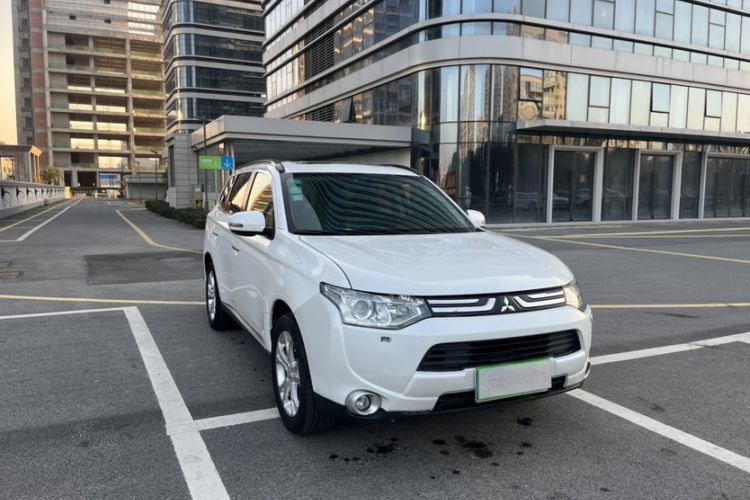 Used Mitsubishi Outlander 2013 2.4L Four-Wheel Drive Luxury Navigation Version 7 Seats
