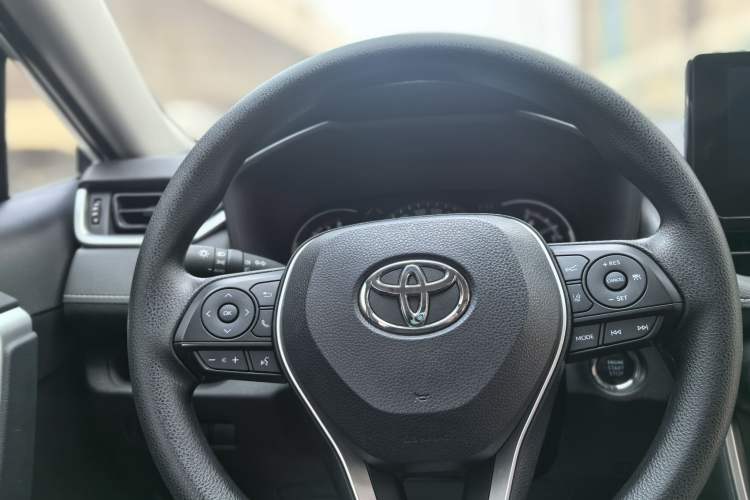 Used Toyota RAV4 2023 2.0L CVT Two-Wheel Drive Fashion Edition Interior 6