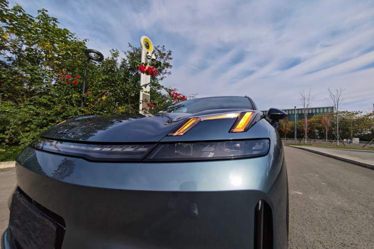 Used Lynk & Co 08 EM-P 2025 220 km All-Wheel-Drive Performance Halo Exterior 7