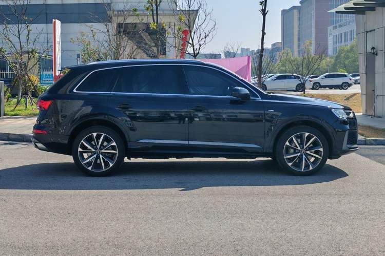 Used Audi Q7 2021 55 TFSI quattro S line Sport model
