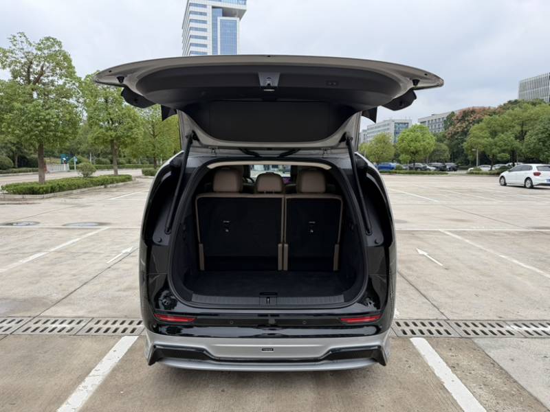 Used Li Auto MEGA 2025 Home Family Special Edition — 34