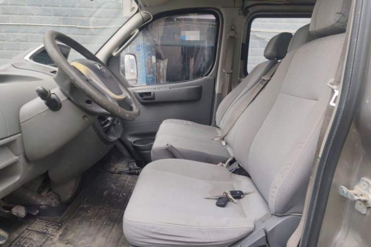 Used SAIC MAXUS Xintu V80 2016 2.5T Manual Aoyuntong National IV Short Wheelbase Mid-Roof 6-Seater Interior 3