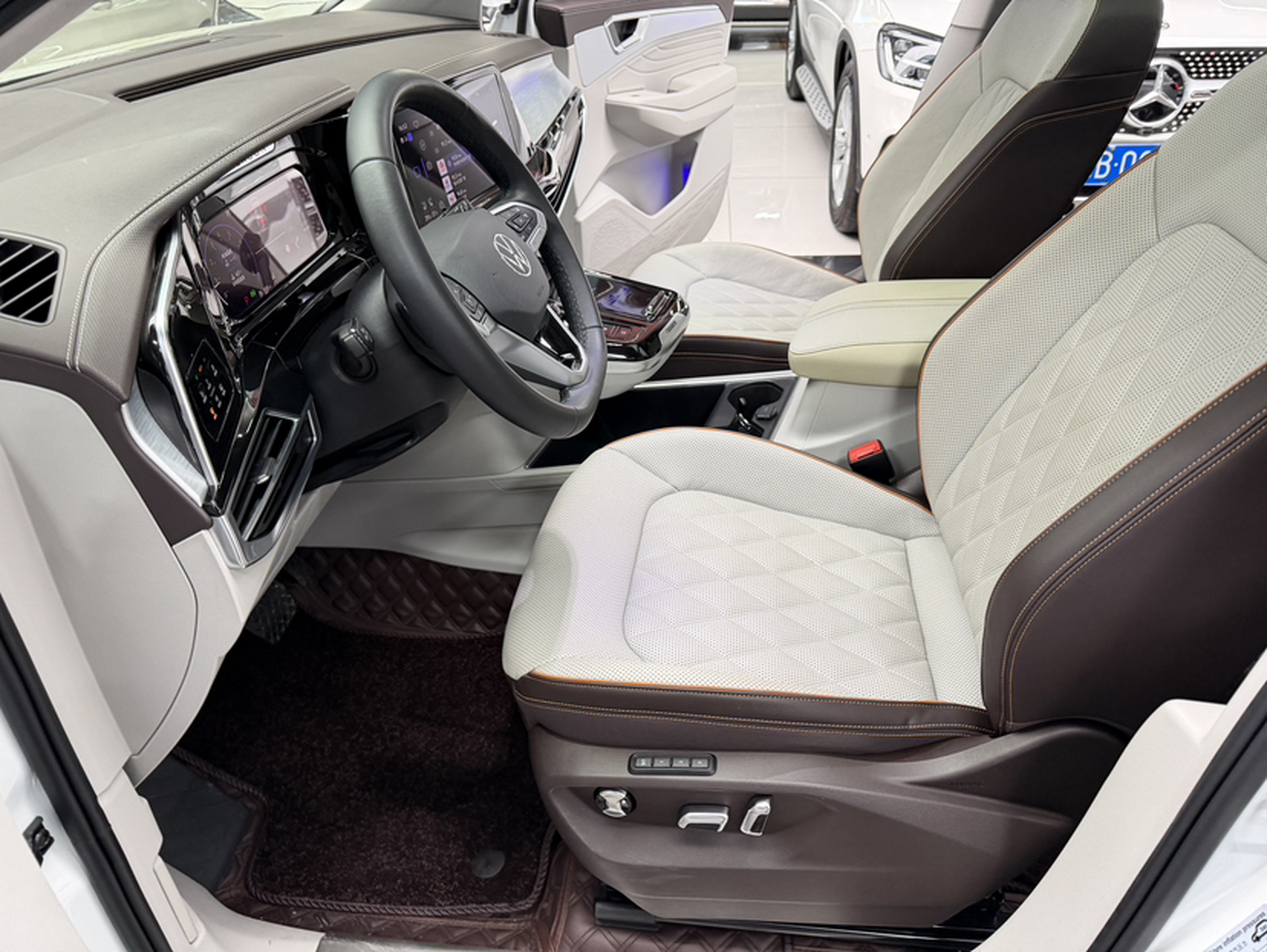 المقاعد الأمامية داخل السيارة