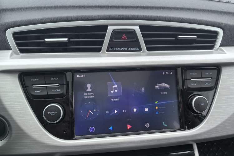 Used Geely Auto Emgrand X7 Sport 2018 1.8TD Automatic Two-Wheel Drive Smart Connect 4G Internet Edition Audio And AC Panel