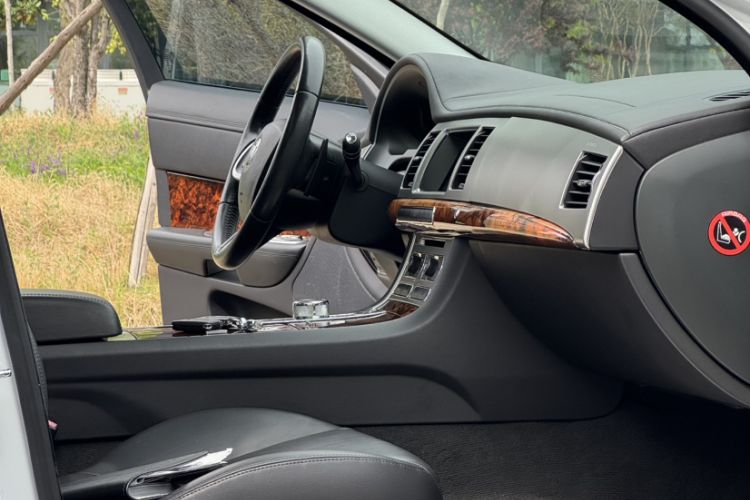 Used Jaguar XF 2014 XF 2.0T Luxury Edition Interior 1