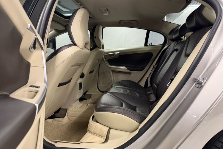 Used Volvo S60 2014 S60L 2.0T Zhiyuan Edition
