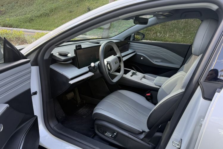 Used Geely Galaxy E8 2024 550 km Range Rear-Wheel-Drive PRO