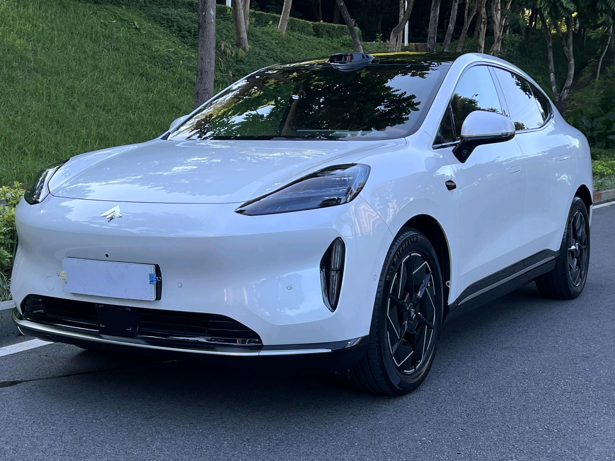 Под передней частью автомобиля