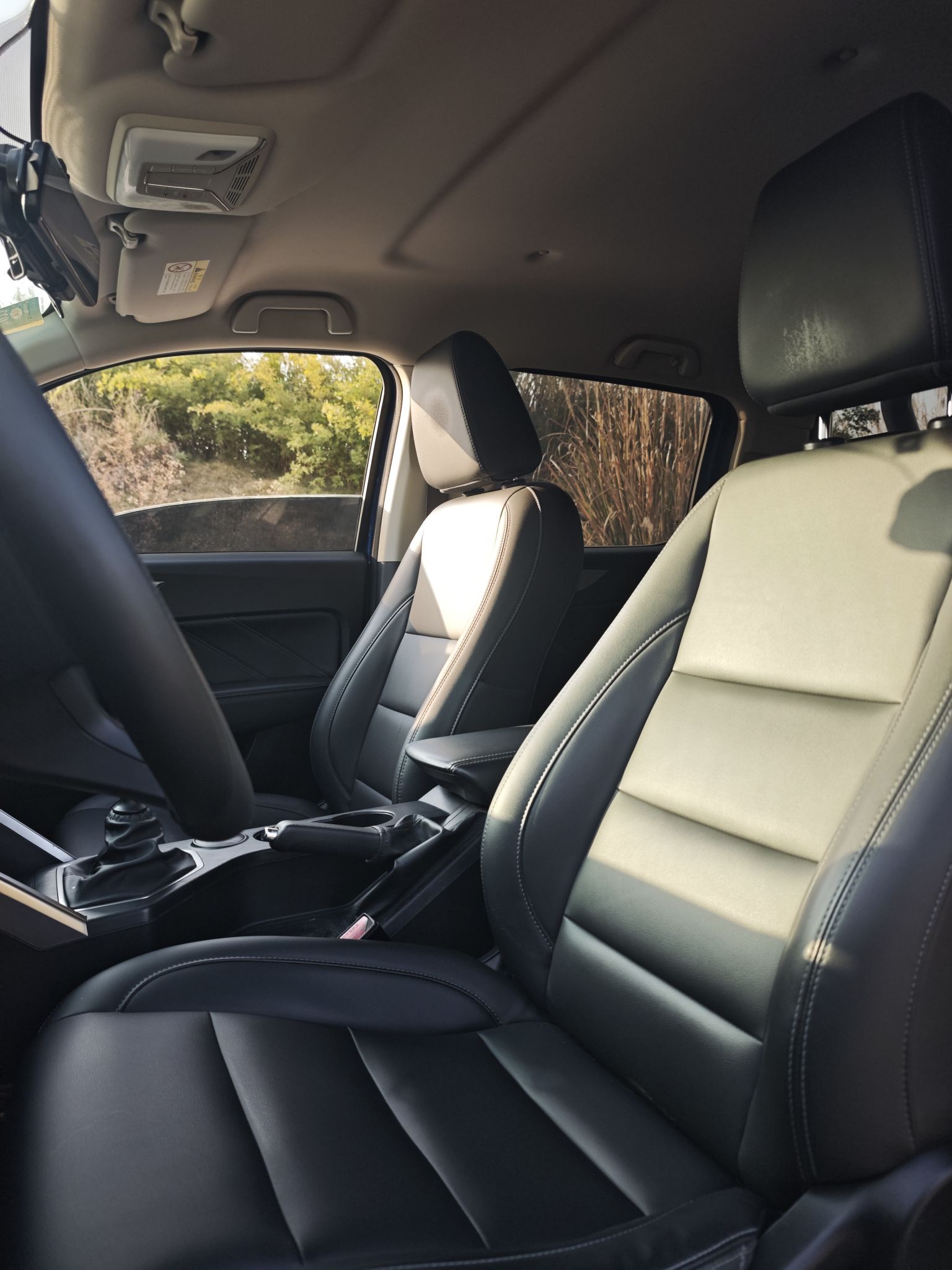 المقاعد الأمامية داخل السيارة