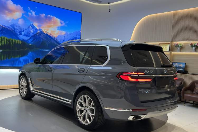 Used BMW X7 2023 xDrive40i Luxury Package with Leading Features