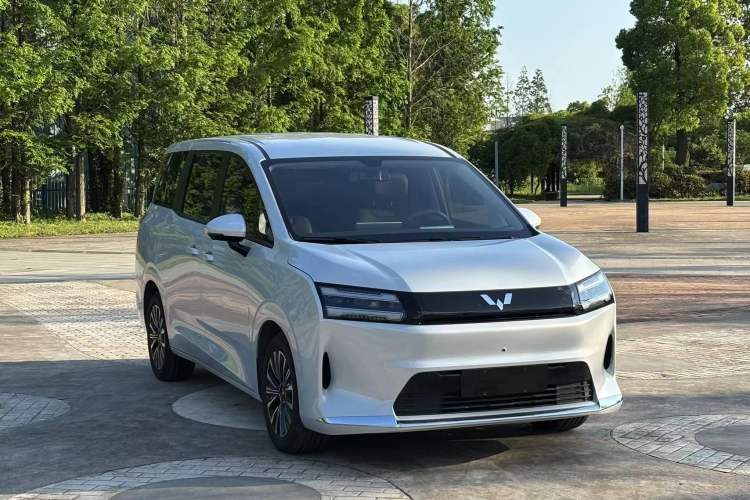 Used Wuling Starlight 730 2025 Model Pure Electric 500km Luxury Edition
