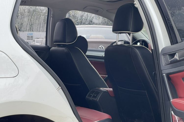 Used Volkswagen Golf 2017 1.6L Automatic Comfort Million-Vehicle Anniversary Edition Interior 4