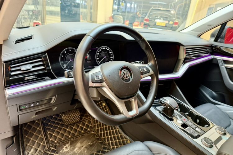 Used Volkswagen Touareg 2020 3.0 TSI Luxury Edition China VI Interior 5