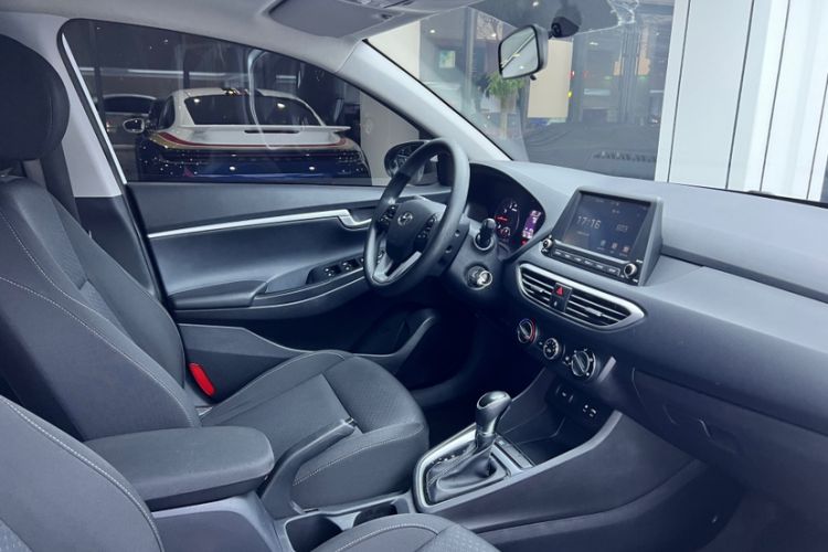 Used Hyundai Celesta 2017 1.6L Automatic Enjoyment Version GLS Interior 11