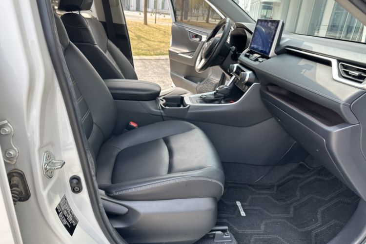 Used Toyota RAV4 2021 2.0L CVT Four-Wheel Drive Premium Edition Interior 7