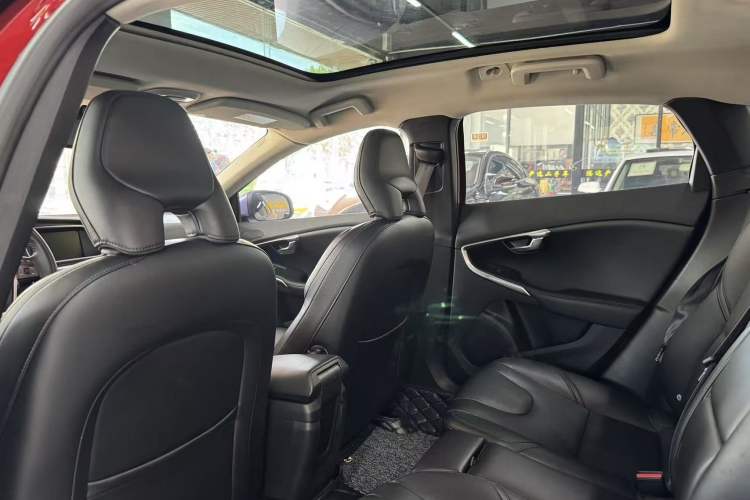 Used Volvo V40 2016 T3 Zhiyi Edition
