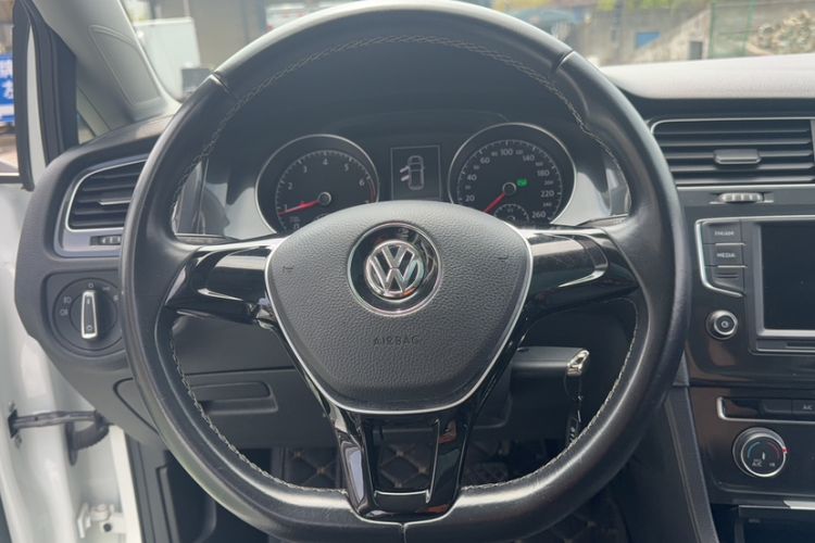 Used Volkswagen Golf 2017 1.6L Automatic Comfort Million-Vehicle Anniversary Edition
