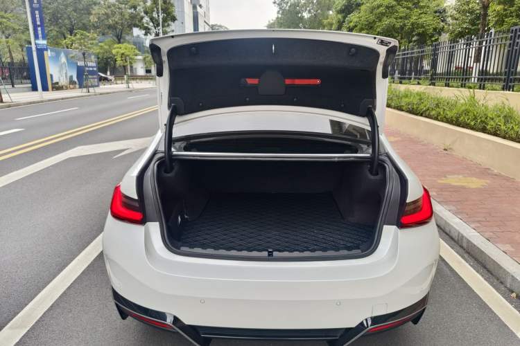 Used BMW i3 2024 eDrive 40 L Midnight Edition Trunk