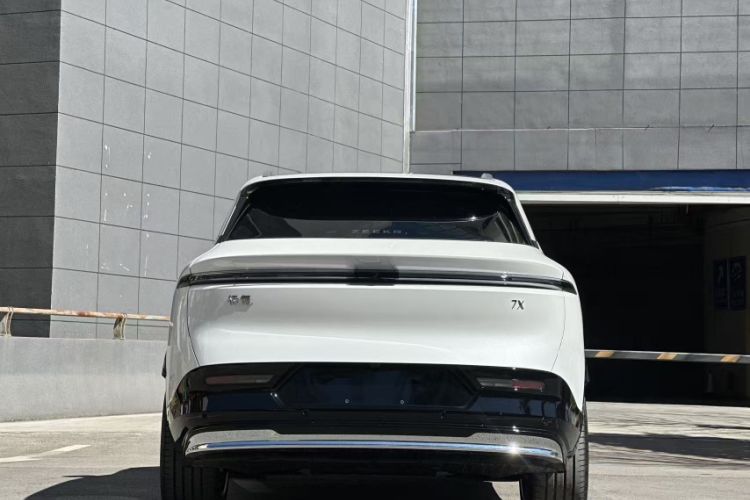 Used Zeekr 7X 2025 100 kWh Long-Range Rear-Wheel Drive with Intelligent Driving Features