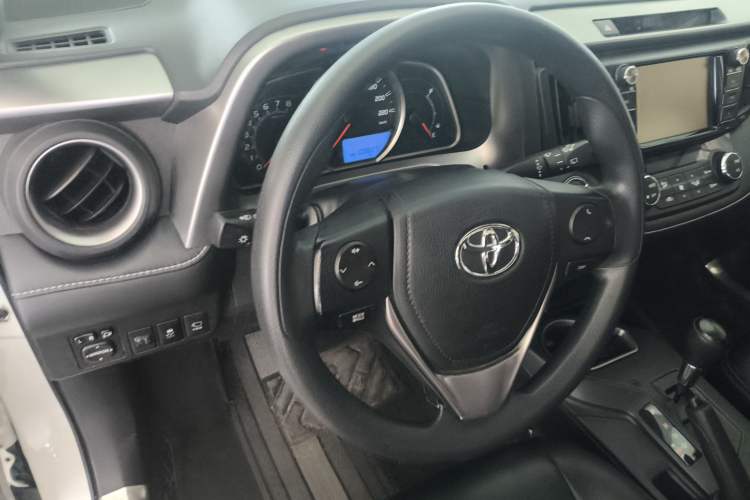 Used Toyota RAV4 2016 2.0L CVT Two-Wheel Drive Fashion Edition China V Standard
