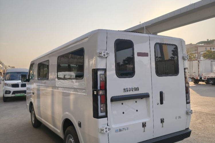 Used SRM New Energy E3L 2026 Model 325 KM CATL 41.86 kWh Smart Luxury 6/9-Seater Passenger Vehicle Exterior 4