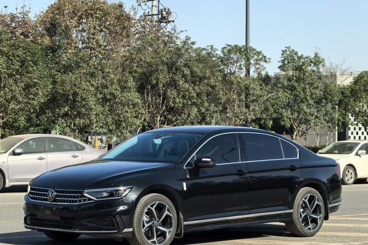 Used Volkswagen Magotan 2025 Revised Version 2 Zhongxiang Edition 330TSI DSG Luxury Trim