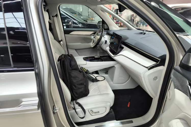 Used Volvo EM90 2025 Ultra Six-Seater