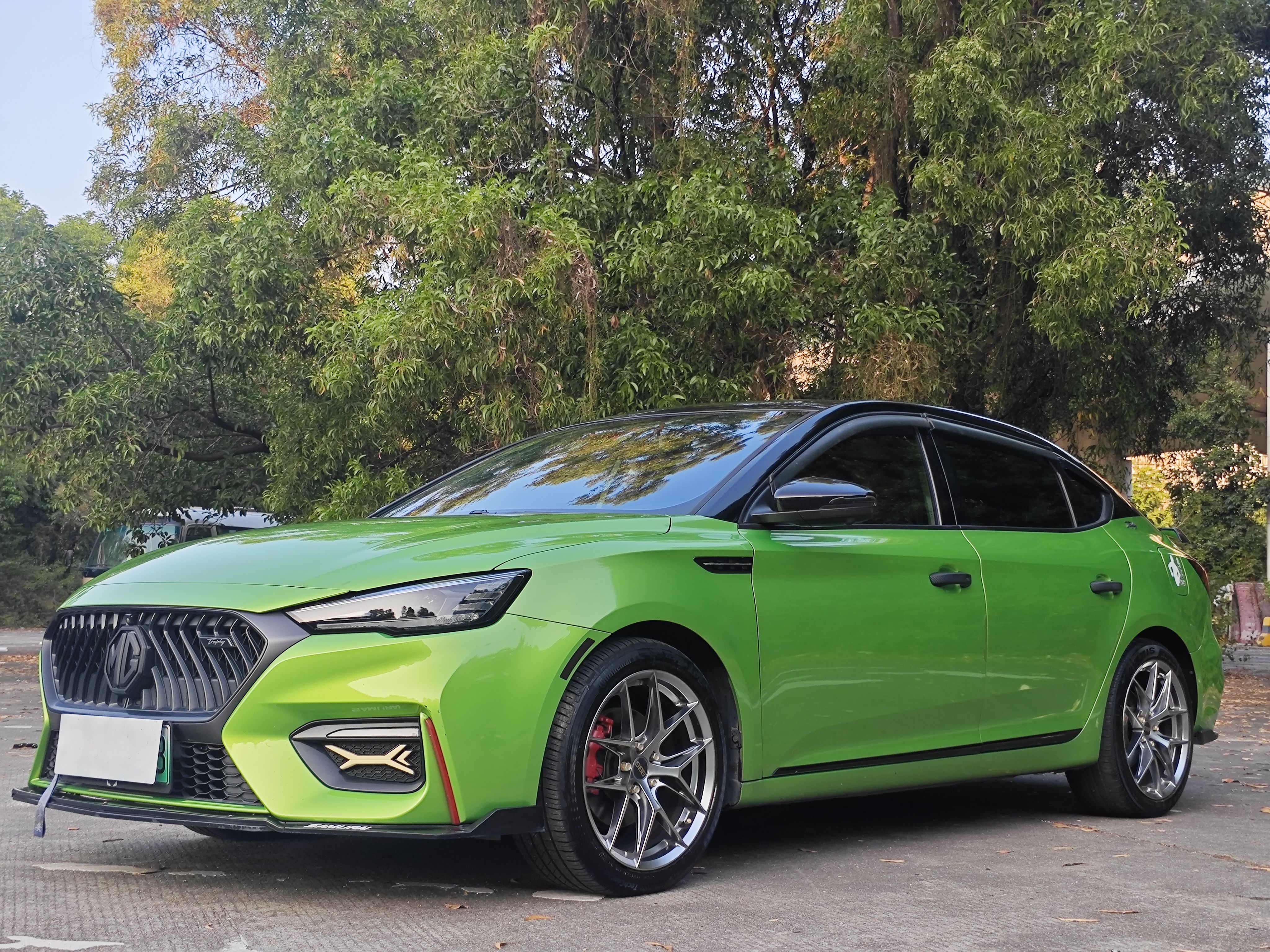 تحت مقدمة السيارة