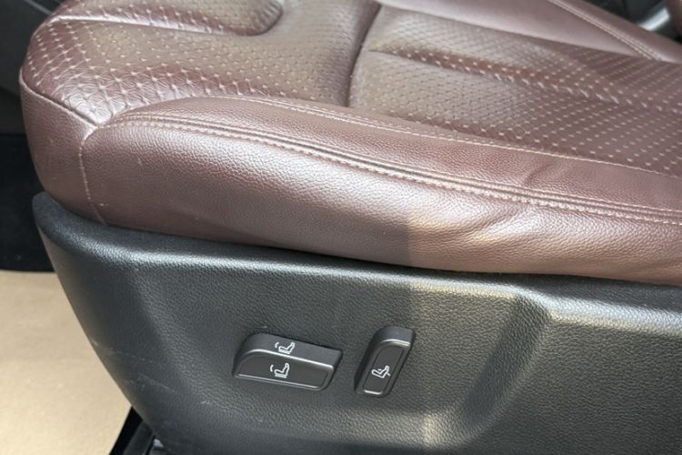 Used Land X7 2015 2.0T Panoramic Prestige Edition
