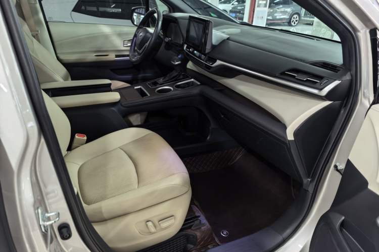 Used Toyota Sienna 2021 2.5L Hybrid Luxury Edition
