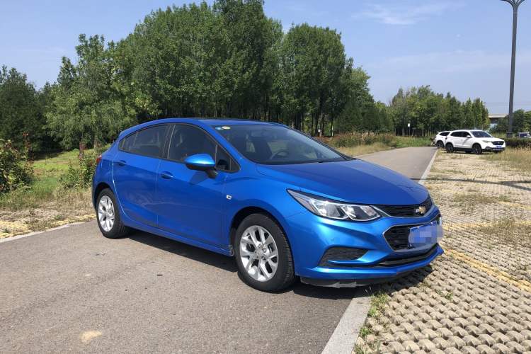 Used Chevrolet Cruze 2017 1.5L Hatchback Automatic Pioneer Sunroof Edition