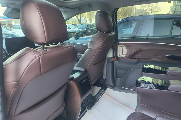 Used Toyota Granvia 2023 2.5L Hybrid Luxury Edition Interior 12