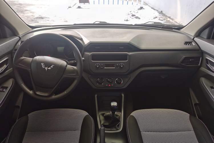 Used Wuling Hongguang 2019 1.5L S Basic Version China VI Standard LAR