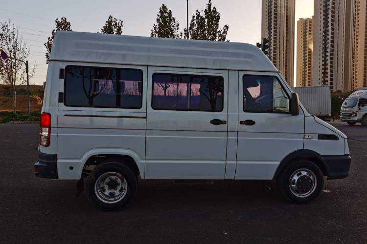 Used Iveco Daily 2020 2.5T A35 Passenger Van with Dual Tires Mid-Roof Design 5-9 Seater China V Emission Standard
