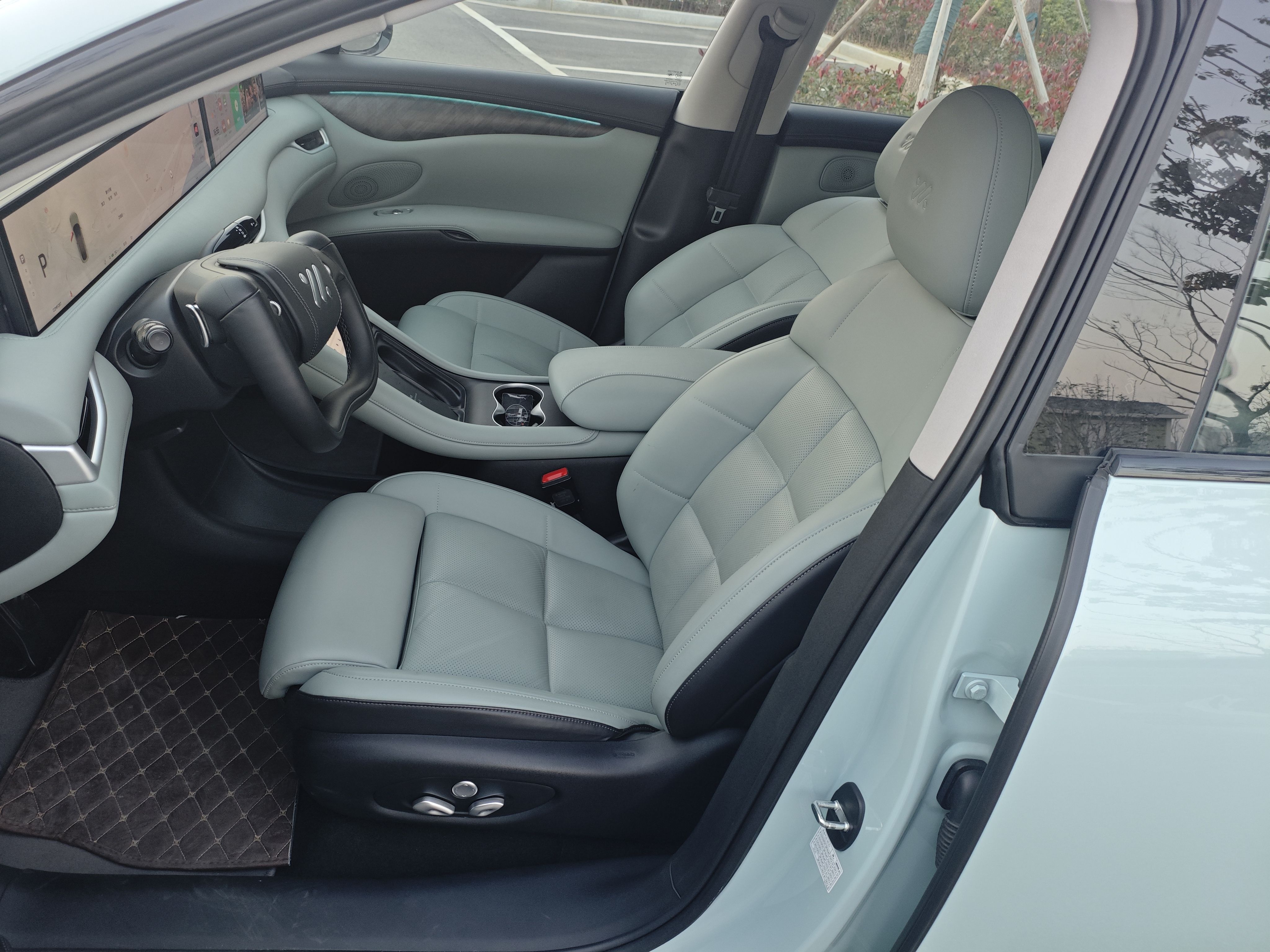 المقاعد الأمامية داخل السيارة