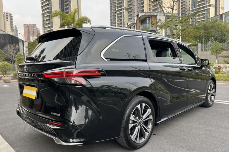 Used Toyota Granvia 2022 2.5L Hybrid Flagship Edition

