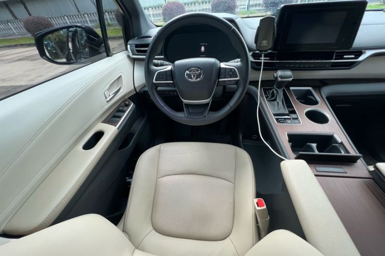 Used Toyota Sienna 2021 2.5L Hybrid Luxury Edition
