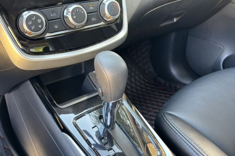 Used Nissan Tiida 2016 1.6L CVT Cool Dynamic Edition Gear Lever