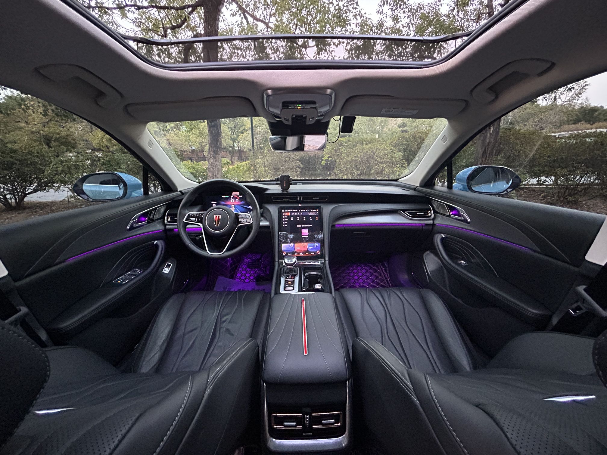 المقاعد الأمامية داخل السيارة