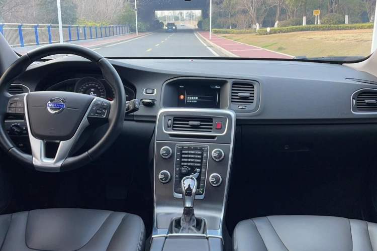 Used Volvo V60 2015 T5 Zhiyi Edition