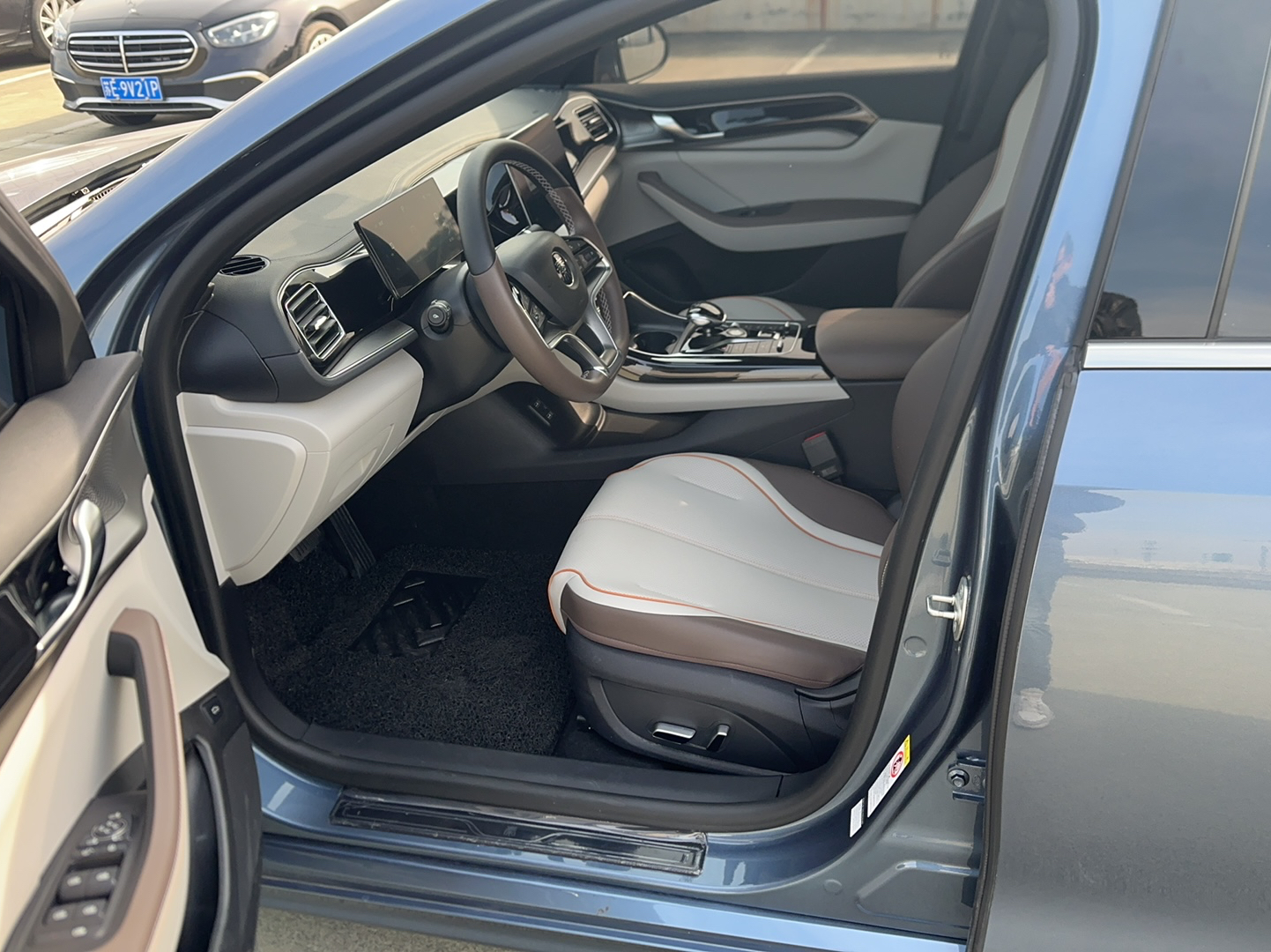 Переднее сиденье в автомобиле