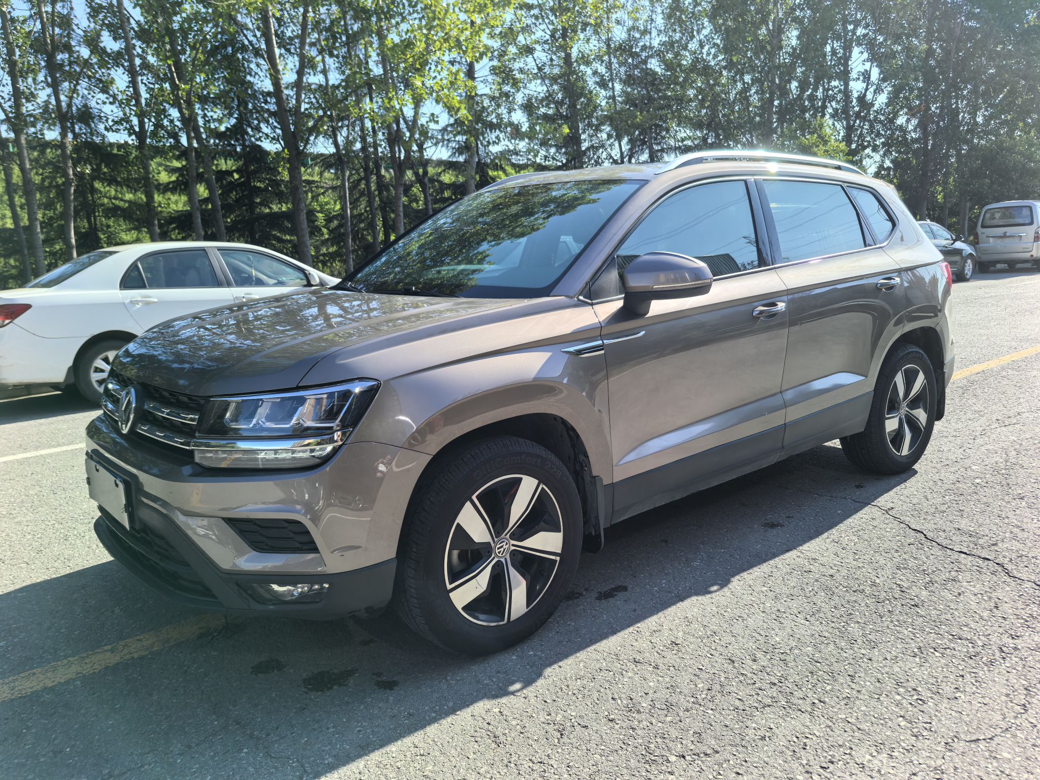 Под передней частью автомобиля