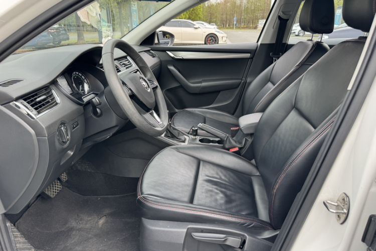 Used Skoda Octavia 2019 1.5L Automatic SmartDrive Comfort Edition China VI Standard Interior 1