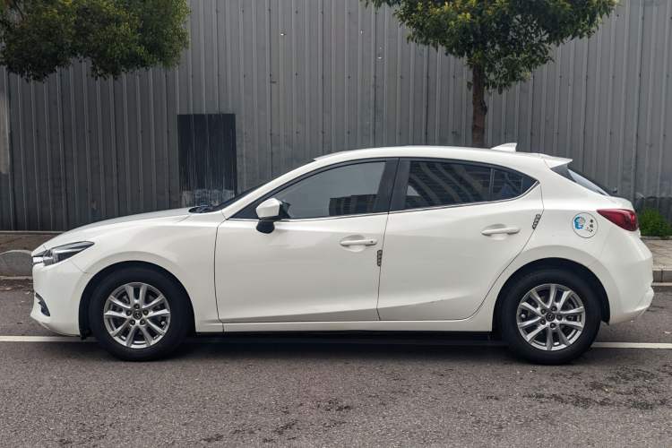 Used Mazda 3 Axela 2017 Hatchback 1.5L Automatic Luxury Model Emission Standard China V Exterior 3